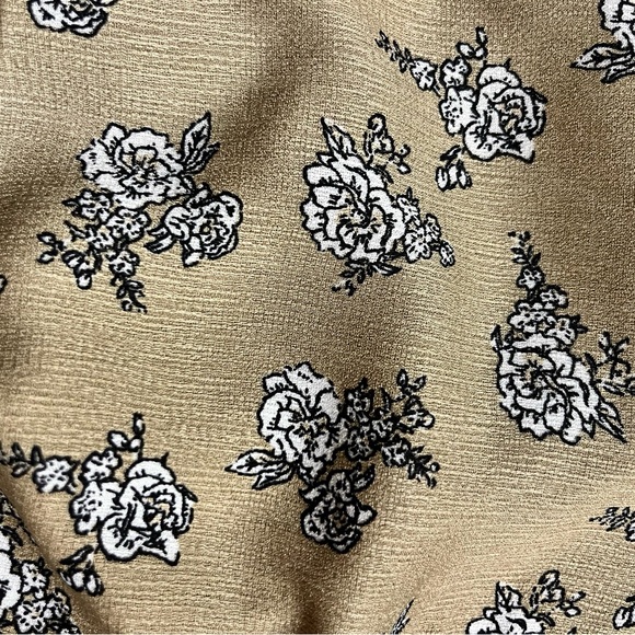 Women’s blouse, size medium but runs small - Picture 2 of 3